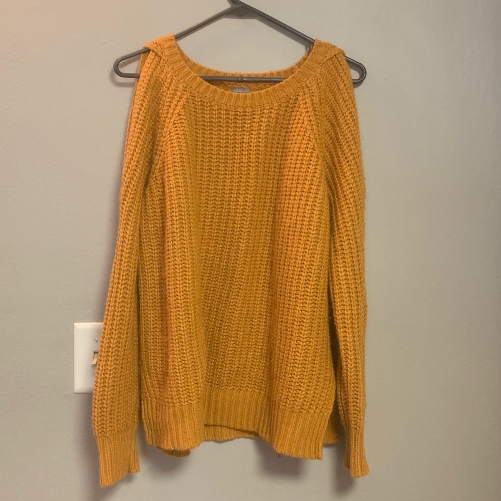 Shoulder cut out sweater
